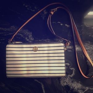 Tory Burch Robinson Pebble Crossbody Wallet